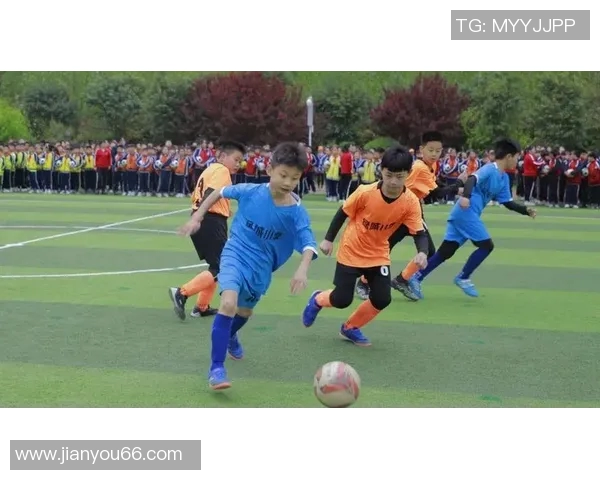 小朋友追逐足球明星的梦想与热情展现精彩瞬间