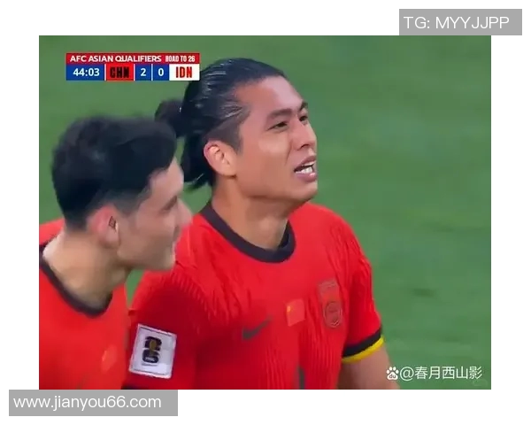 足球明星低头沉思瞬间展现内心世界与竞技压力的真实写照